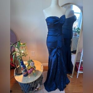 Simple and elegant mermaid dress
Xscape by Joanna Chen